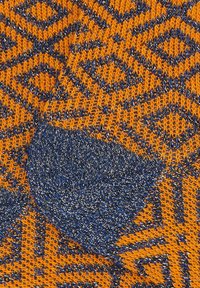 Strickstoff in Orange mit blauen geometrischen Mustern. Die Textur ist glatt mit einem leicht glänzenden Finish. Enthält einen blau hervorgehobenen Abschnitt.