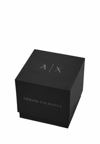 Scatola di cartone nera con una texture opaca, caratterizzata dalle iniziali in rilievo "A/X" e "ARMANI EXCHANGE" sulla parte anteriore in lettere metalliche.