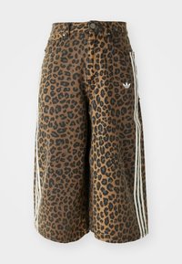 Bruna och svarta leopardmönstrade Adidas-shorts med vita tre ränder på sidorna och Adidas-logotypen på framsidan av höger ficka.