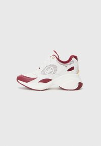 Sneaker bianco con accenti bordeaux e pannelli in rete. Punta arrotondata, colletto imbottito e suola spessa. Dettaglio con logo sul lato.