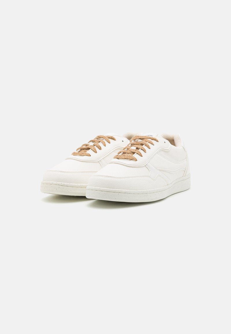Witte sneakers met een gestructureerde synthetische bovenkant, beige veters en een platte rubberen zool. Ronde neus en gestikte details aan de zijkanten.