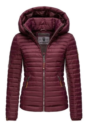 Bordeauxfarbene Daunenjacke mit Kapuze, mit horizontalem Steppdesign, Frontreißverschluss und Lederakzenten an den Taschen. Glatte Textur.