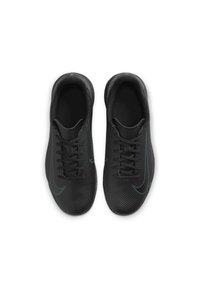 Scarpe da atletica nere con un design testurizzato, dotate di un logo swoosh blu, lacci e una linea bassa per un supporto leggero.