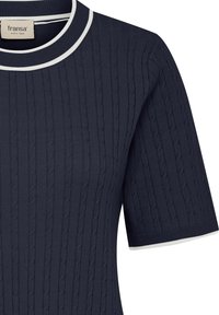 Top tricotat cu mâneci scurte, culoare albastru marin, cu model cu cablu, bordură albă pe decolteul rotund și la marginile mânecilor.