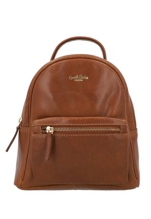 Brauner Leder-Rucksack mit runder Form, vorderer Reißverschlusstasche, goldenen Beschlägen und einem oberen Griff. Glatte Textur mit subtilen Maserungsdetails.