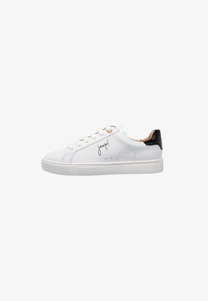 Sneaker bianca low-top con lacci bianchi, linguetta posteriore nera e logo "joop!" sul lato, mostrata in vista laterale.