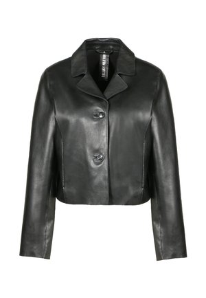 Schwarze, kurz geschnittene Lederjacke mit zwei großen Knöpfen und einem Notch-Kragen, auf weißem Hintergrund angezeigt.