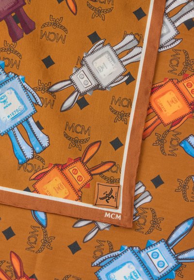 Καφέ κασκόλ με παιχνιδιάρικο μοτίβο κουνελιών σε μπλε, πορτοκαλί και γκρι, με την επωνυμία MCM και λεπτομέρειες σε αντίθετο χρώμα στα περιθώρια.