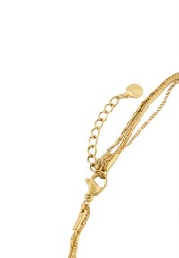 Bracciale a catena a strati in tonalità oro, caratterizzato da un mix di design a maglie fine e intrecciate, con chiusura a moschettone e un piccolo charm rotondo.