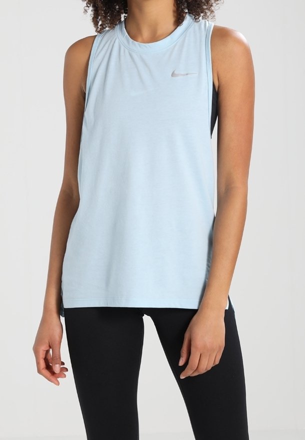 Top sportivo senza maniche di colore azzurro chiaro con scollatura rotonda e strato scuro sotto, caratterizzato da un piccolo logo Nike in argento sul davanti.