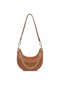 Sac à main en cuir marron avec une forme incurvée, accent en chaîne dorée, une seule sangle ajustable, et une fermeture éclair, arborant un logo sur le devant.