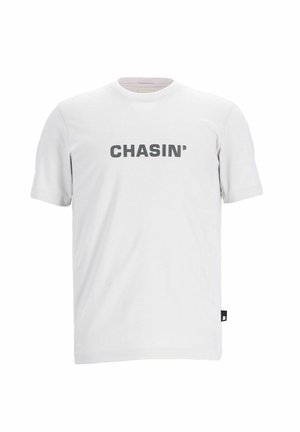 T-shirt in cotone bianco con scollo rotondo, maniche corte e logo stampato "CHASIN'" in grigio scuro sul petto.