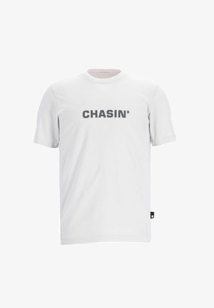 Fehér pamut póló, kerek nyakkivágással, rövid ujjakkal, és sötétszürke "CHASIN'" felirattal a mellkason.