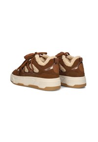 Bruine suède sneakers met fleecevoering, ronde veters en een getextureerde tan rubberen zool. Voorzien van een logo-label op de hak.