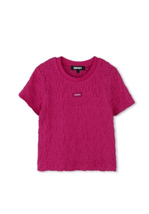 Fuchsia kortekraag t-shirt van textuurstof, ronde halslijn en DKNY-logo patch in het midden. Zacht, casual ontwerp.