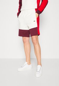 Lacoste ELEVATED COLORBLOCK  - Verryttelyhousut - flour/red-spleen