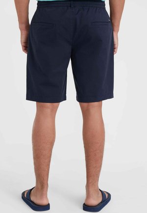 Shorts bleu marine en matériau léger, dotés d'une taille élastique et de deux poches arrière avec un design simple.
