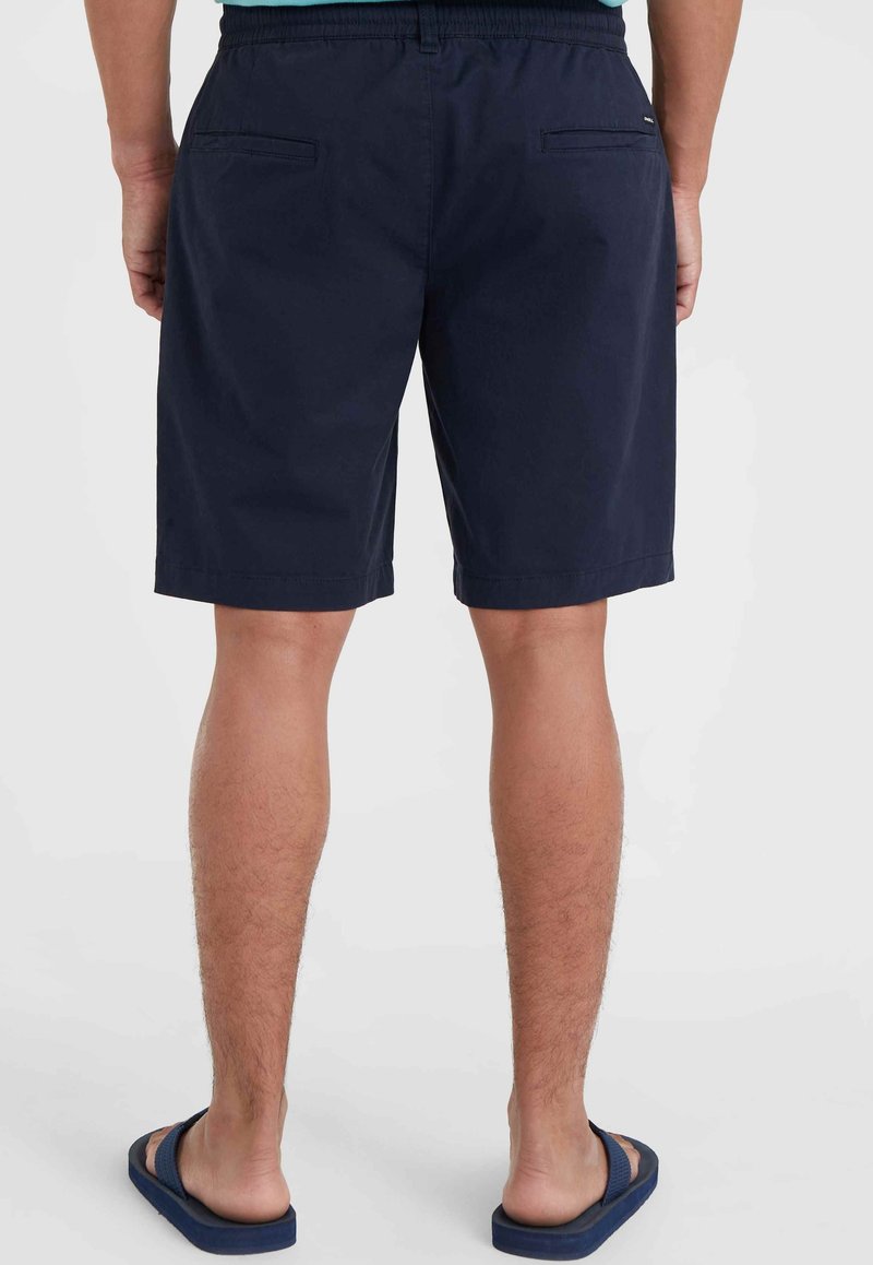 Pantalones cortos azul marino de material ligero, con una cintura elástica y dos bolsillos traseros con un diseño simple.