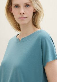 TOM TAILOR MIX CREW NECK - Tričko s potlačou - sea pine green