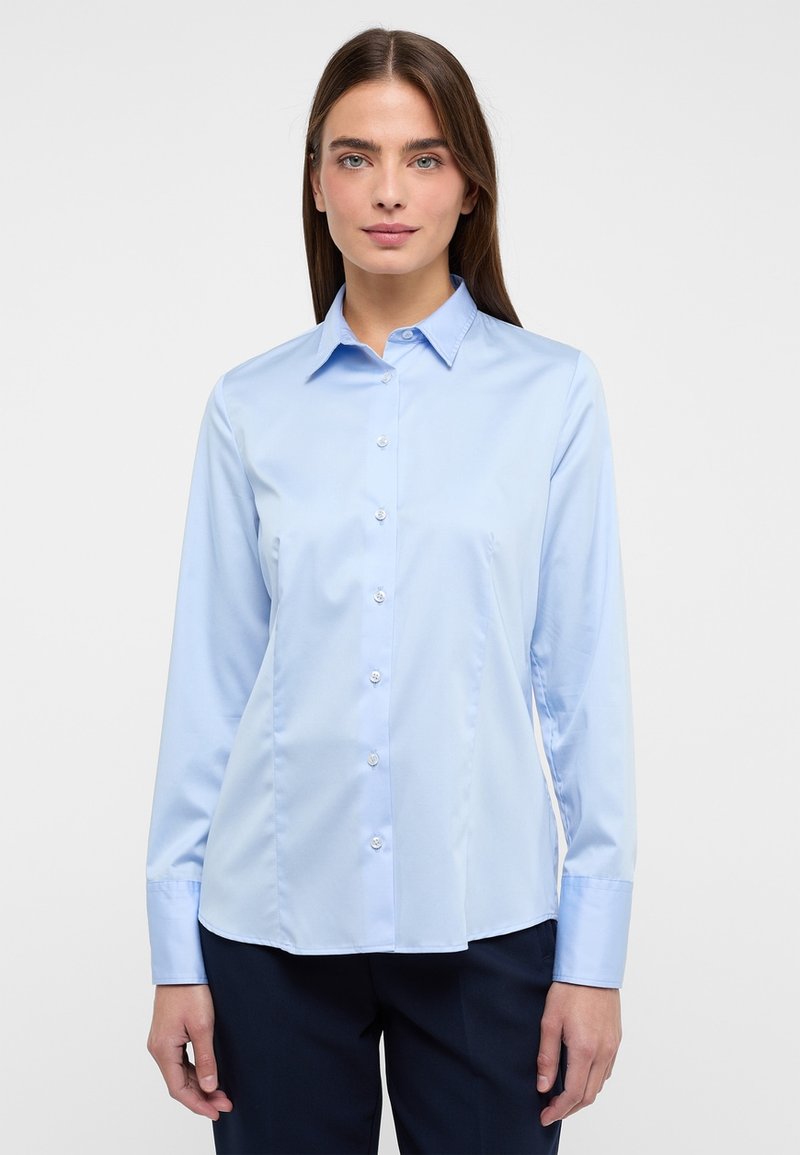 Camicia a maniche lunghe di colore azzurro chiaro realizzata in tessuto morbido, con chiusura a bottoni, colletto e vestibilità slim.