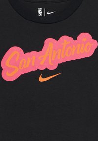 Μαύρο βαμβακερό T-shirt με μεγάλο ροζ γράφημα "San Antonio" με πορτοκαλί γράμματα και λογότυπο Nike σε πορτοκαλί από κάτω.