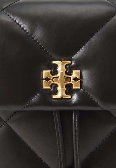 Sort læder håndtaske med quiltet mønster, guld logo hardware og kontraststing. Har en struktureret design og elegante detaljer.