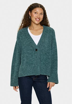 Teal gebreide cardigan met een V-hals, lange mouwen en een enkele zwarte knoopsluiting, met een textuurafwerking en een cropped zoom.