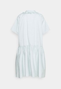 Robe rayée en vert menthe clair, à manches courtes, collerette avec des volants, jupe évasée, froncée à la taille, en doux tissu en coton.