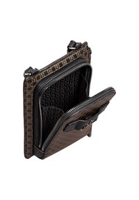 Braune, gemusterte Crossbody-Tasche mit schwarzen Lederakzenten, ausgestattet mit einem Reißverschlussfach und einer strukturierten Innenauskleidung. Verstellbarer Schulterriemen enthalten.