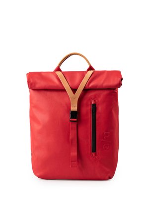 Zaino rosso con chiusura a rotolo, manico e tracolla color cuoio, cerniera frontale verticale nera e iniziali del marchio in rilievo su materiale liscio.