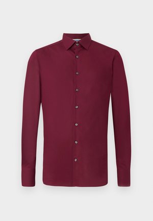 Bordowa koszula z długim rękawem, z zapinaniem na guziki z przodu, kołnierzykiem i mankietami na guziki. Gładki materiał o jednolitym kolorze, bez wzorów.