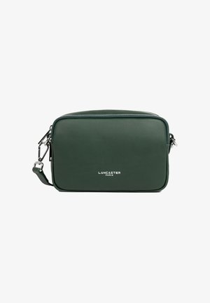 Borsa a tracolla in pelle verde con bordi arrotondati, hardware argentato e chiusura a zip. Presenta un logo impresso sulla parte anteriore. Texture liscia.