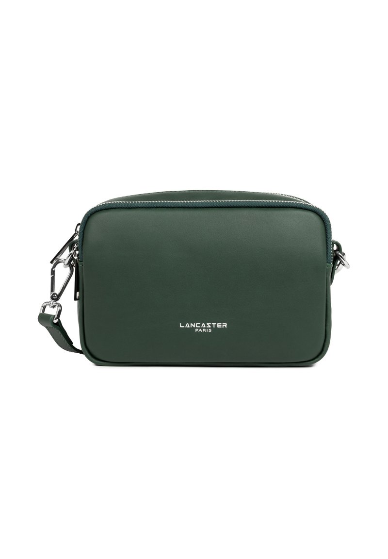 Grüne Leder-Crossbody-Tasche mit abgerundeten Kanten, silberner Hardware und Reißverschluss. Mit geprägtem Logo auf der Vorderseite. Glatte Textur.