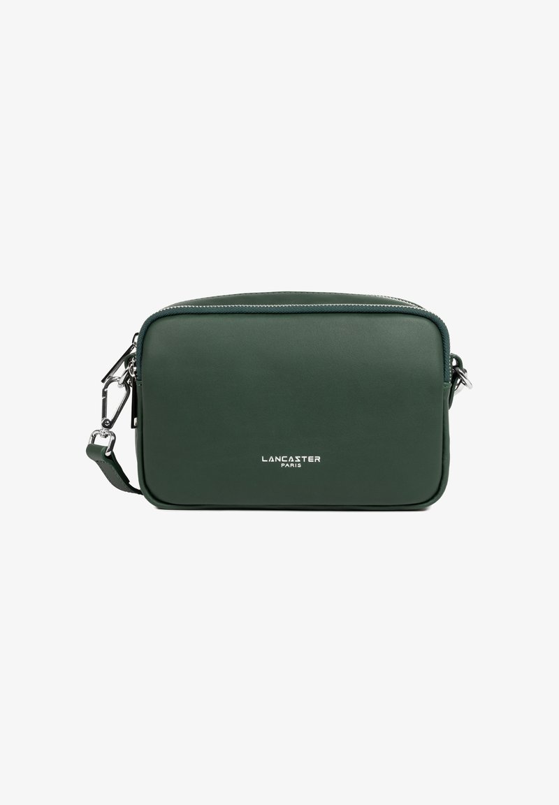 Grüne Leder-Crossbody-Tasche mit abgerundeten Kanten, silberner Hardware und Reißverschluss. Mit geprägtem Logo auf der Vorderseite. Glatte Textur.