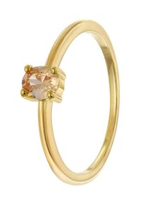 Goldring mit einem glatten Band und einem ovalen, hellpeachfarbigen Edelstein, der in einer Vierkralle gefasst ist. Polierte Oberfläche erhöht den Glanz.