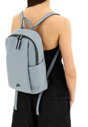 Zaino in pelle azzurro chiaro con forma arrotondata, dotato di una tasca frontale con cerniera, doppi spallacci e superficie testurizzata.
