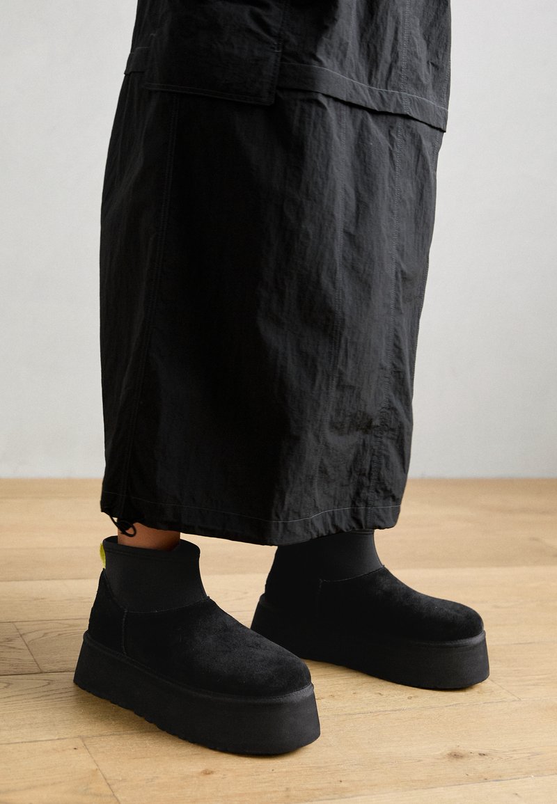 UGG CLASSIC MINI DIPPER - Platform ankle boots - black - Zalando 