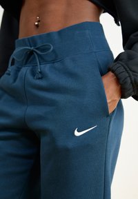 Nike Sportswear SPORTSWEAR PHOENIX FLEECE - Dresside alumine osa - armory navy/sail