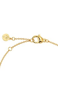 Guldtonat kedjearmband med karbinhake och cirkulär lapp, med fina länkar och blank finish.