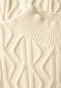 Pull en tricot couleur crème avec un motif en diamant texturé, un col côtelé et un matériau doux et pelucheux. Idéal pour la chaleur et le confort.