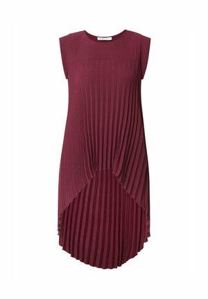 Robe bordeaux sans manches en tissu plissé, col rond et ourlet asymétrique à plusieurs couches, présentée sur fond blanc.