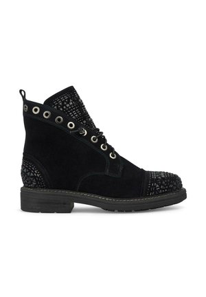 Bottes noires en daim à chevilles avec un panneau noir texturé ornés de clous, d'œillets en métal et d'une semelle plate. Bout arrondi avec des accents décoratifs.