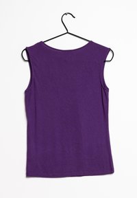 Top sin mangas de color morado, hecho de una tela suave. Presenta un escote redondeado, costuras limpias y un dobladillo recto, colgando de un gancho negro.