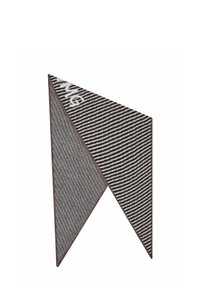 Produit textile présentant une forme triangulaire avec un motif rayé noir et blanc, fini par un bord brun et un texte de marque.