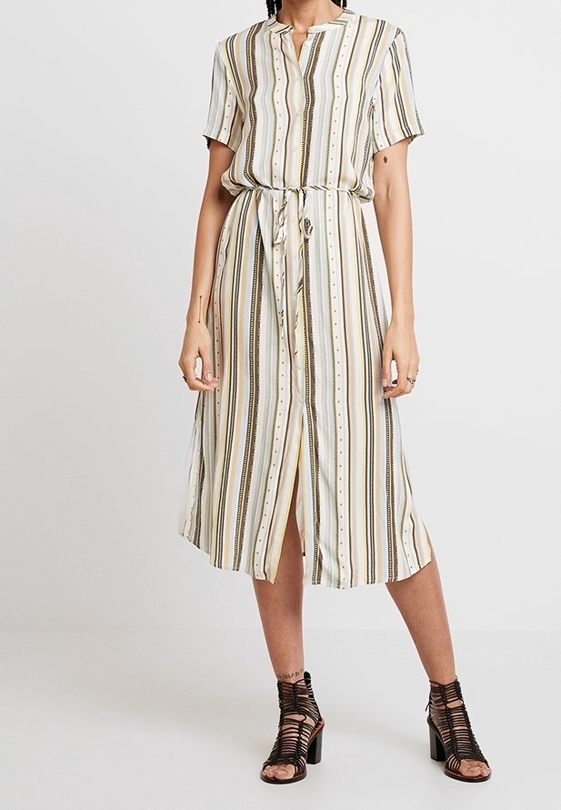 Robe midi rayée avec manches courtes, dotée d'une patte de boutonnage, d'une ceinture nouée et d'une fente sur le côté. Couleurs : crème, vert et marron.