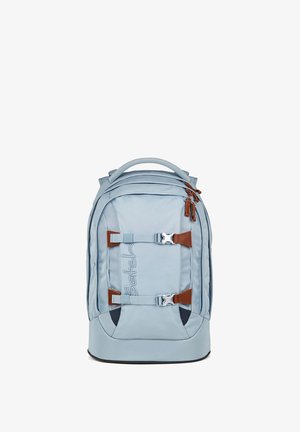 Hellblauer Rucksack mit zwei vorderen Kompressionsriemen, mehreren Reißverschlussfächern, gepolstertem oberen Griff und dezentem Logo auf der Vorderseite.