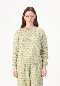 Camisola cinza com estampado de bananas, gola redonda, mangas longas e punhos canelados. Material suave com um corte relaxado e calças a condizer.