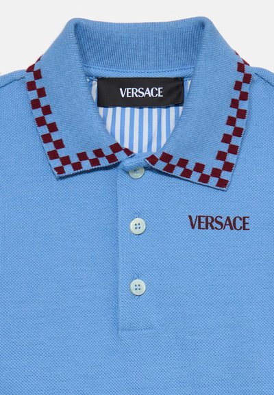 Modrá polo tričko s textúrovanou tkaninou, s károvaným bordovým golierom a vyšívaným logom Versace. S trochou gombíkovou légou.