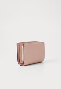 Portafoglio in pelle rosa con una superficie liscia, bordi arrotondati e un compartimento con zip. Design compatto con un bordo scuro a contrasto.