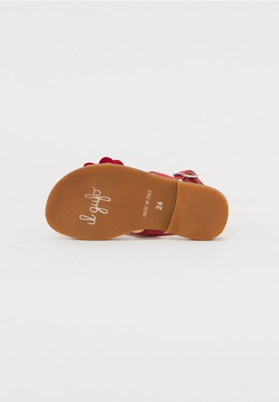 Røde sandal med en glat læderoverdel, blomsterdetaljer, justerbar rem og en brun gummisul med logo print.